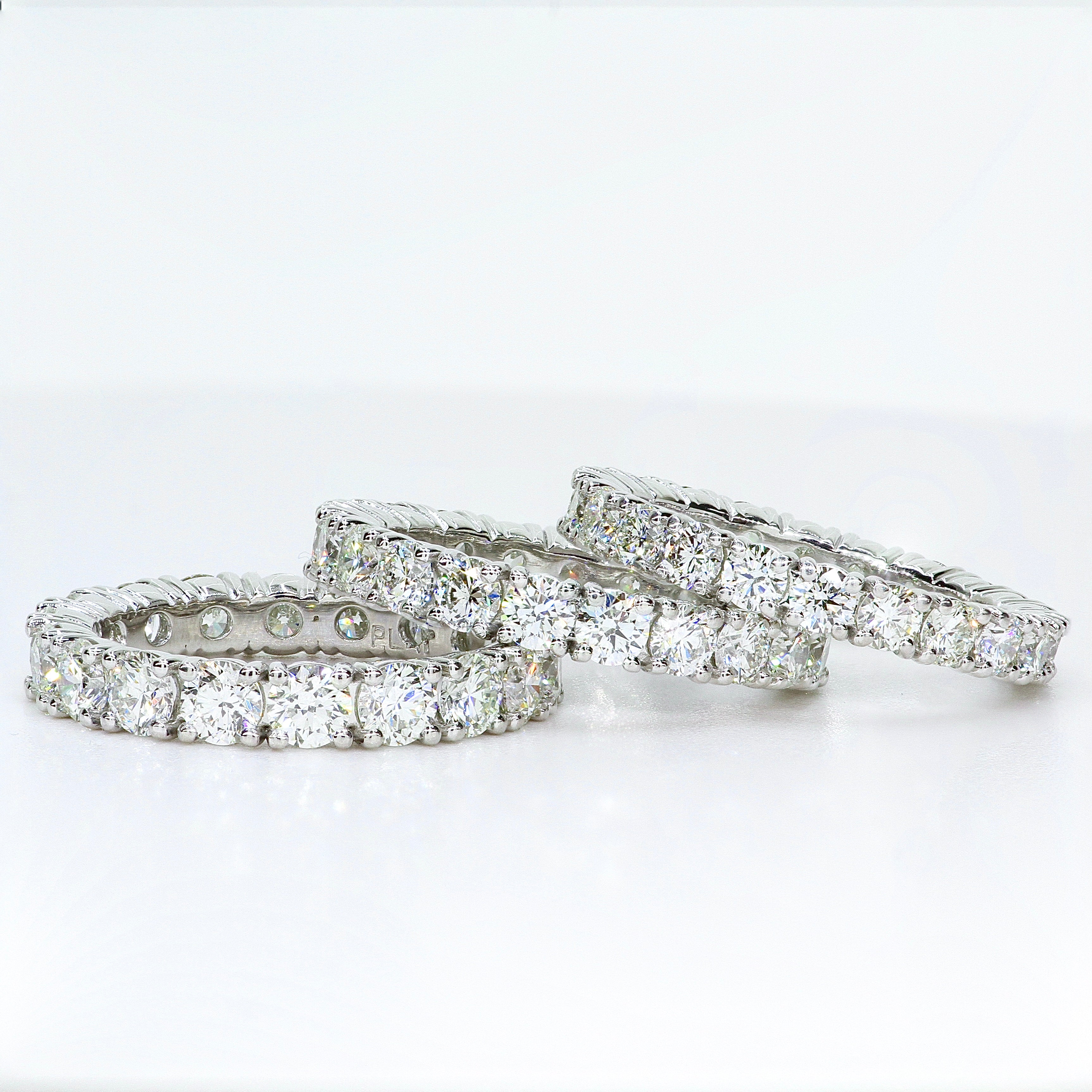 Petit Scallop Wedding Band